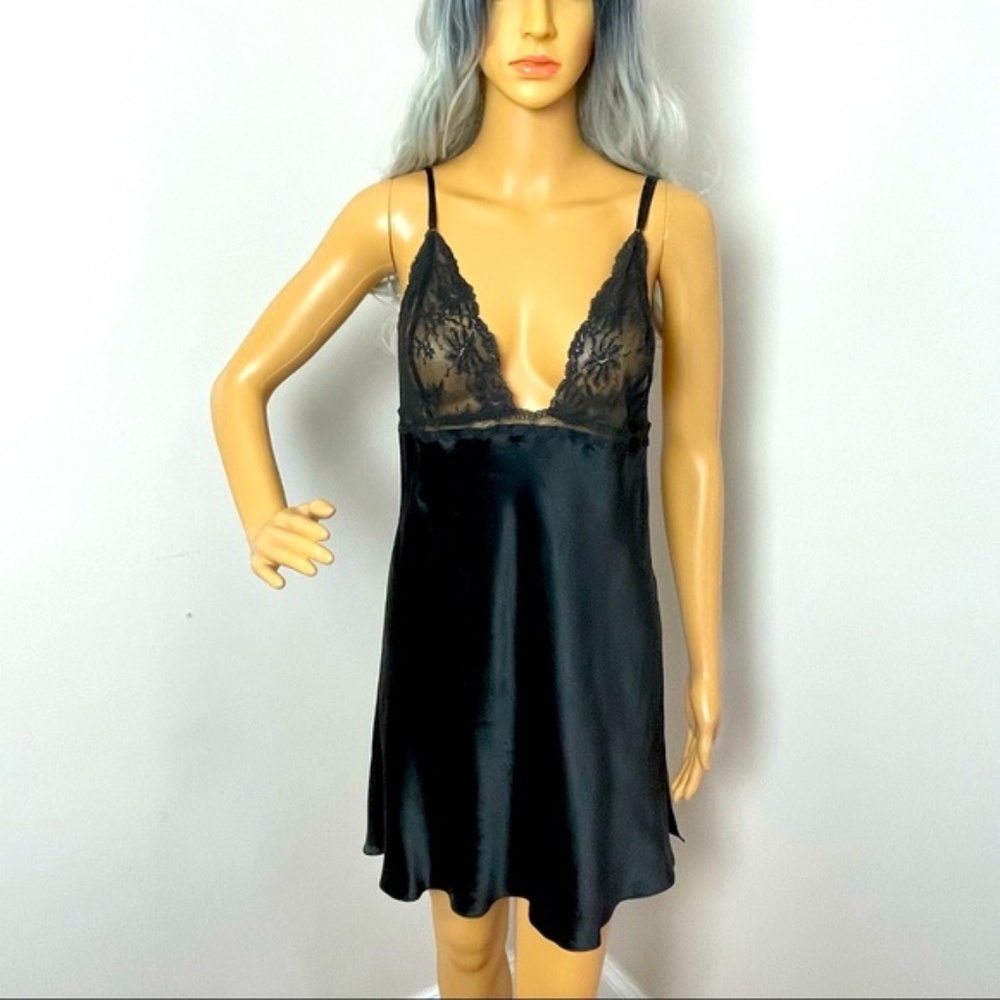 Victoria Secret Négligée 100% Silk Lace Bralette Adjustable Straps V-Back Black